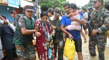 Assam Rifles: श्रीकोना बटालियन की राइफल महिलाएं, सिलचर रंगीर खारी के सामान्य क्षेत्र में बाढ़ बचाव अभियान
