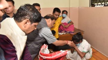 डॉ हेमंत बिस्वा शर्मा ने फातिमा कॉन्वेंट स्कूल, रंगिया में एक राहत शिविर का दौरा किया, जहां शहर के 94 बाढ़ प्रभावित लोग शरण ले रहे हैं