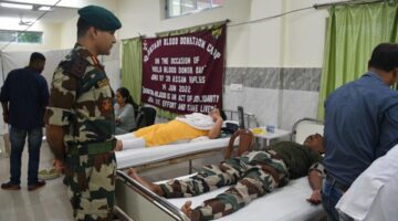Assam Rifles ने Srikona Garrison में स्वैच्छिक रक्तदान (BLOOD DONATION) शिविर का आयोजन किया